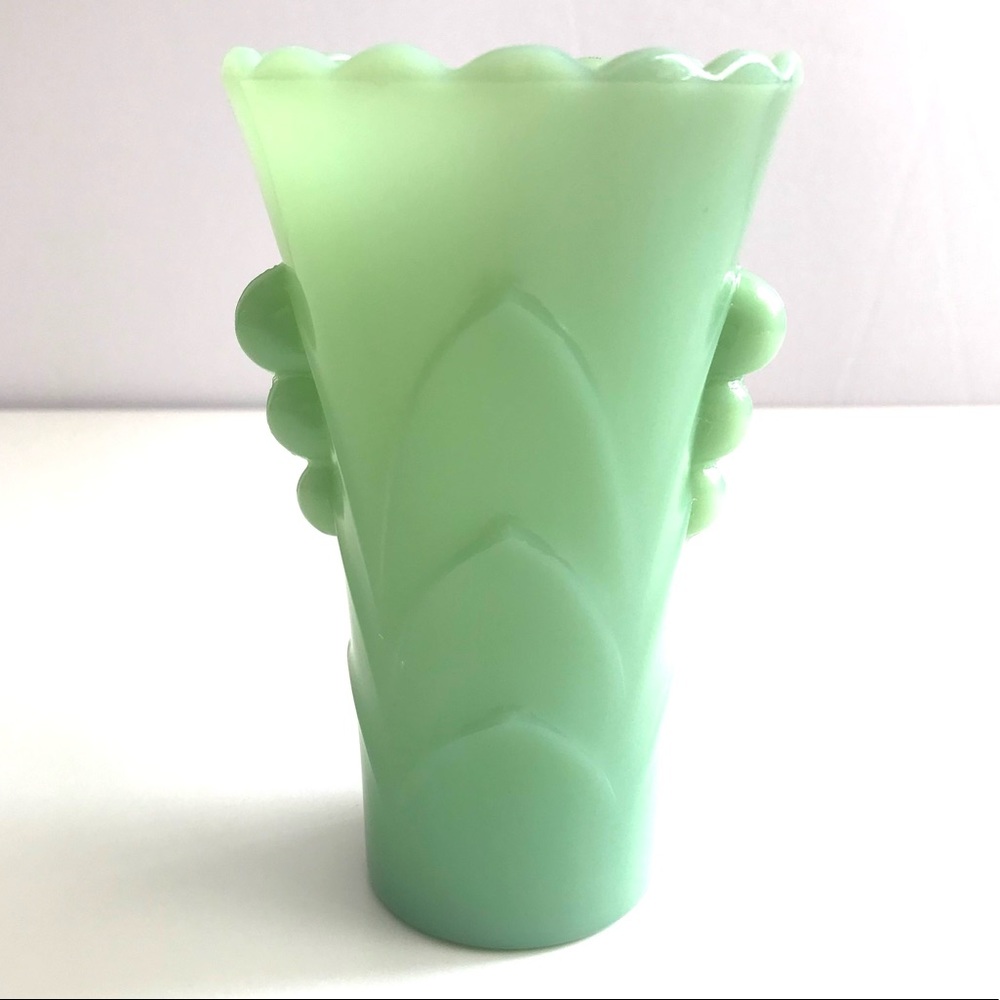 Jadeite Art Deco Vase with Scalloped Edge (vintage Fire King by Anchor Hocking?)